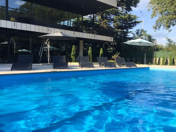 E60 Swimming Pool